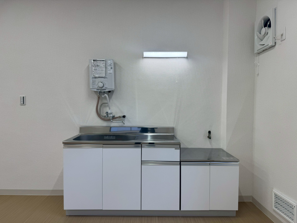 キッチン、瞬間湯沸かし器交換済み