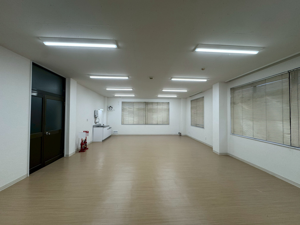 白を基調とした内装にリフォーム済み、照明LED化