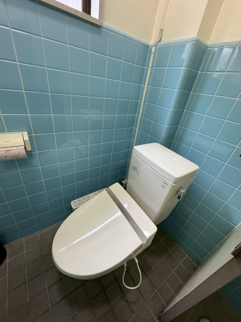 2階フロア用の共同トイレも綺麗です。