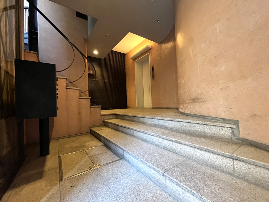 カーザ　ベルソーレ　１階エレベーターホール