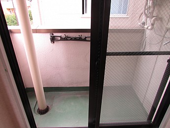 バルコニーに洗濯機置場完備♪