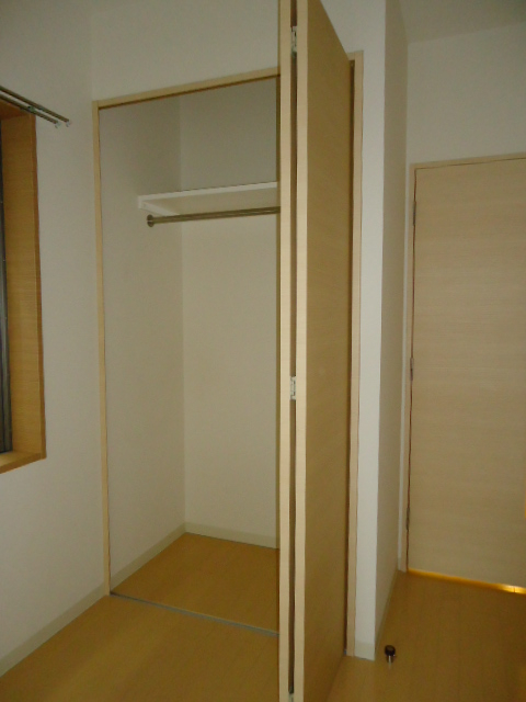 高さと奥行のある大きな収納付きでお部屋を有効的に使えます♪
