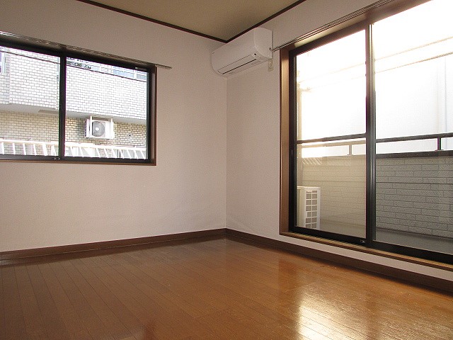 洋室6帖　3面採光のため、通気性良好♪