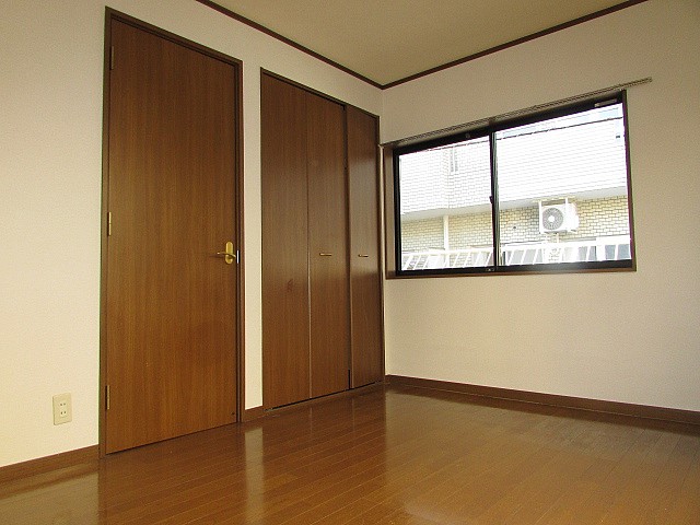 高さと奥行きのある大きな収納完備でお部屋を有効的に使えます♪