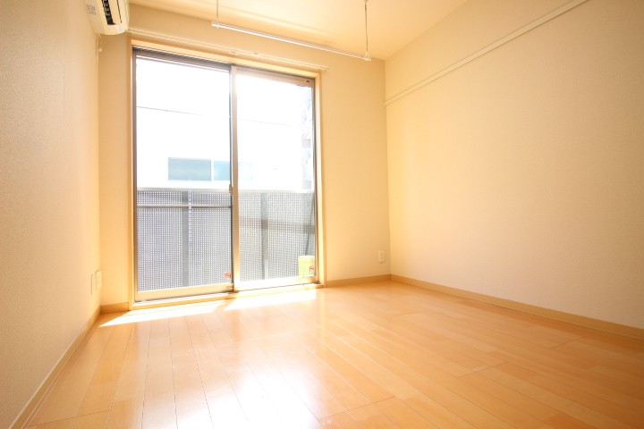 洋室5.83帖　南向きのため日当たり良好です♪