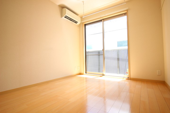 洋室5.83帖　太陽の光がお部屋を明るく照らします♪