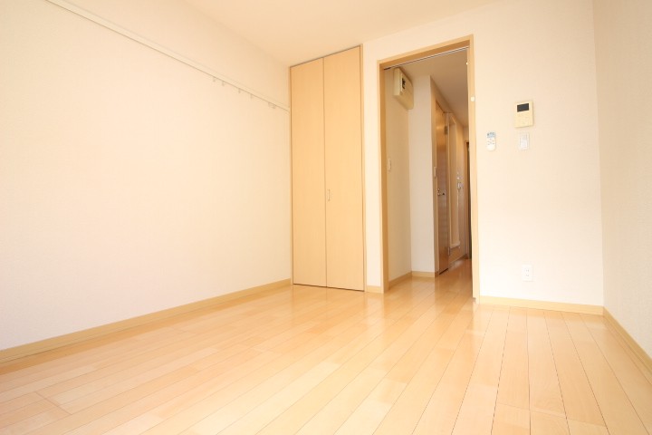 洋室5.83帖　白を基調にした綺麗なお部屋♪