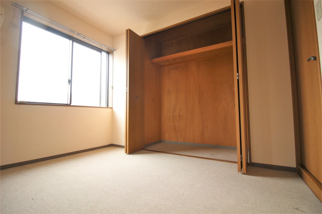 洋室6帖　高さと奥行のある大きな収納完備でお部屋を有効的に使えます♪