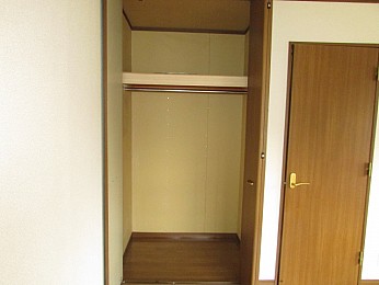 高さと奥行のある収納性の高いクローゼット完備♪