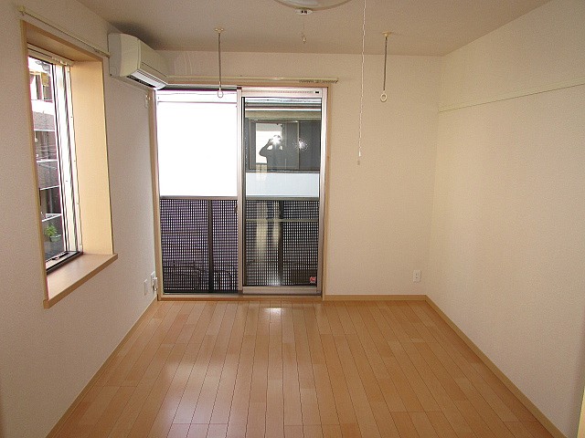 洋室5.83帖　2面採光の為日当たり、通気性良好♪