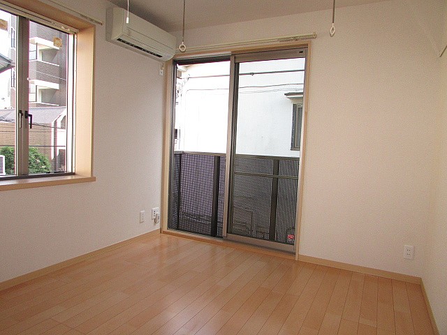 洋室5.83帖　大きな収納完備でお部屋を有効的に使えます♪