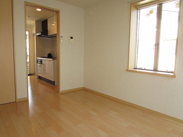 洋室5.83帖 人気の角部屋のため周りを気にせず生活できます♪