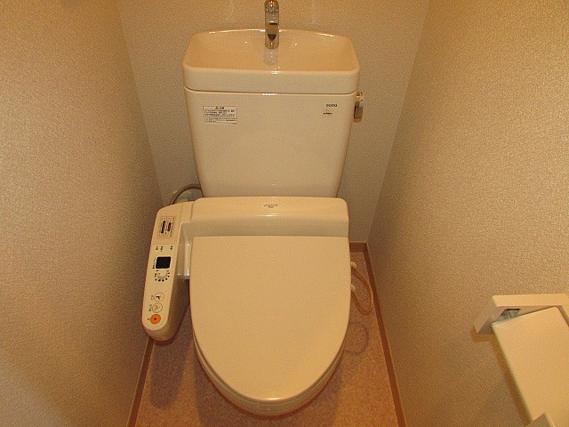 トイレ　バストイレ別　温水便座完備
