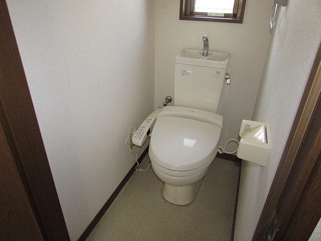 トイレ　バス・トイレ別（ウォシュレット）トイレ内に窓があり換気良好