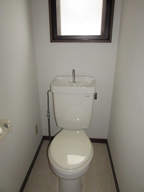 トイレ 窓があり明るい空間です♪