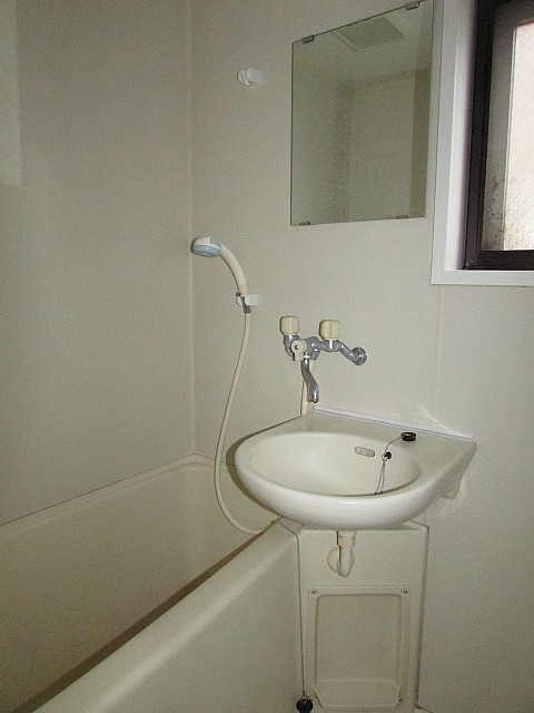 バス 窓があり換気良好♪