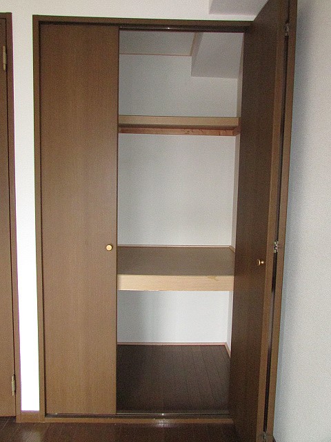 高さと奥行きのある大きな収納完備でお部屋を有効的に使えます♪