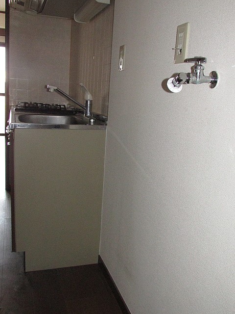 キッチン横には洗濯機置場があり、家事も楽々♪