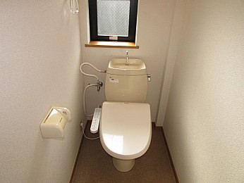 トイレ　バストイレ別　窓もあり換気良好