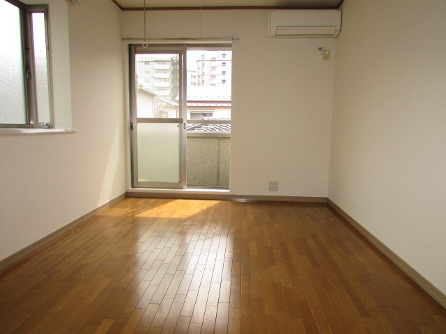 洋室6.5帖　南向きのため、日当たり良好なお部屋♪