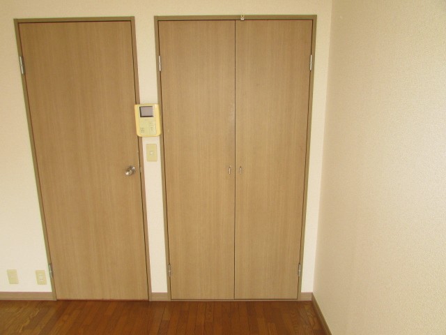 高さと奥行きのある大きな収納完備でお部屋を有効的に使えます♪