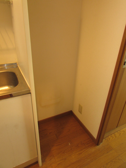 キッチン横、冷蔵庫置場