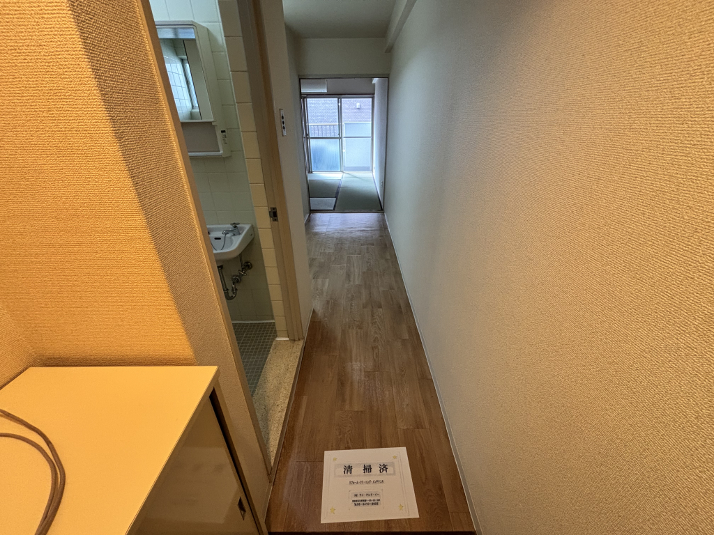 玄関から見た室内