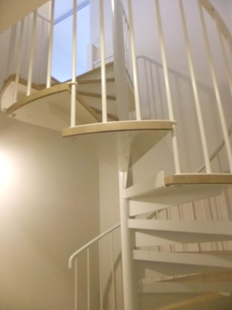 室内らせん階段