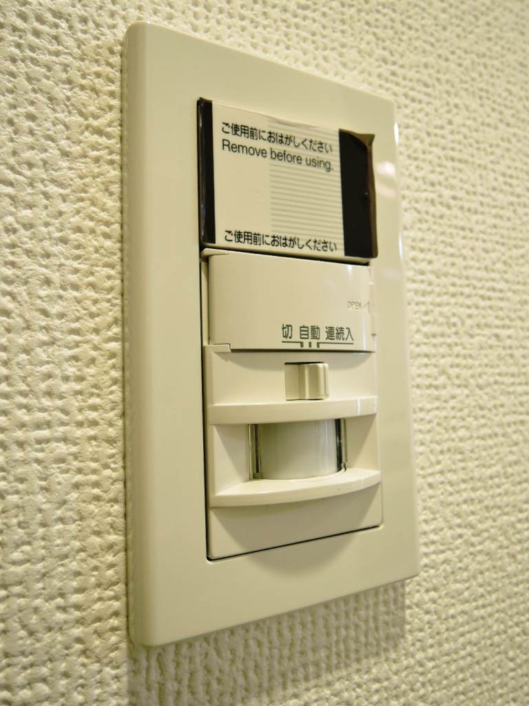 センサーがあり玄関に来ると自動で照明が点灯