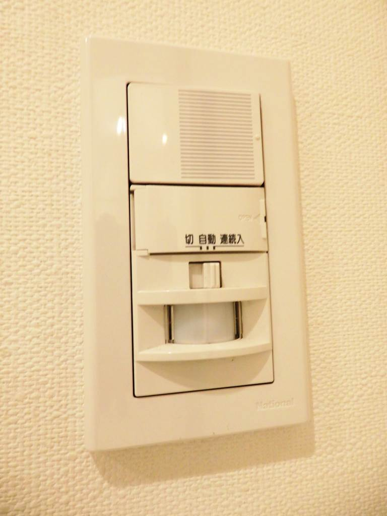 センサーがあり自動で照明が点灯します