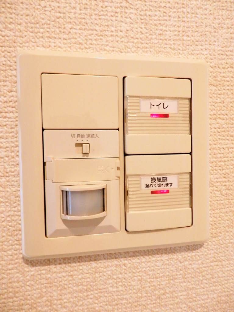 センサーがあり玄関に来ると自動で照明が点灯