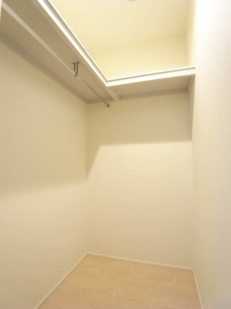 ウォークインクローゼットでお部屋がスッキリと片付きます！
