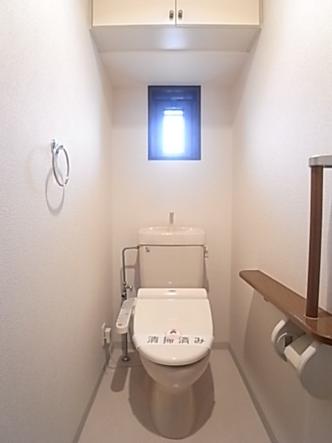 温水洗浄便座付きトイレ。（写真は203号室のもの）