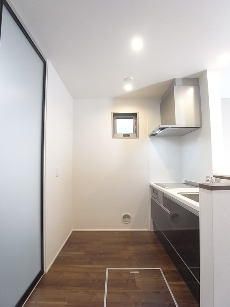 キッチンにも窓があります！床下収納も便利！