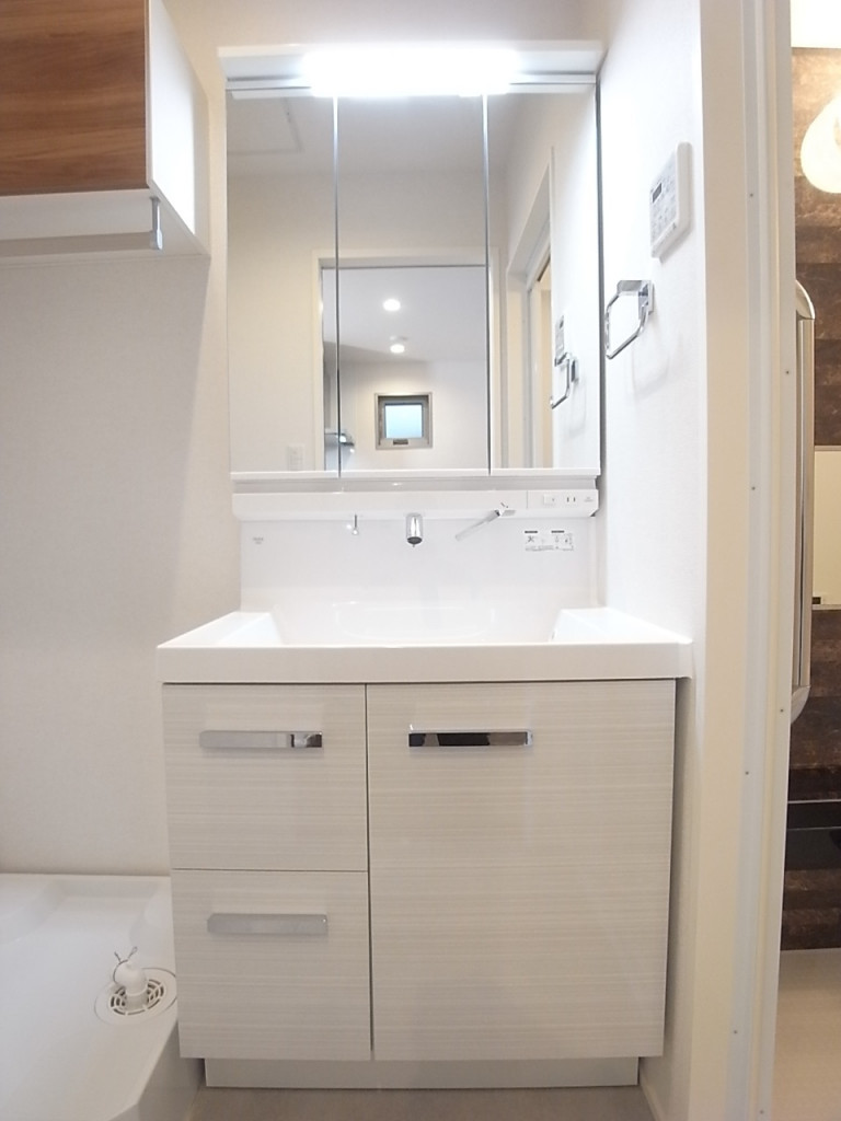 シャワー付き独立洗面台には三面鏡！