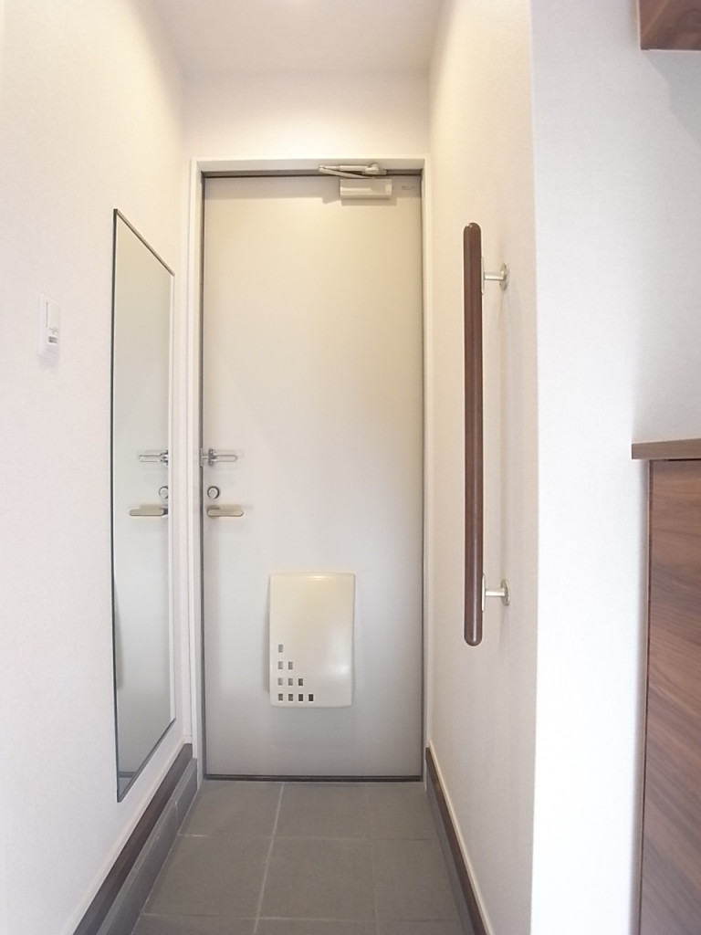 玄関。手すりや姿見もあって便利！