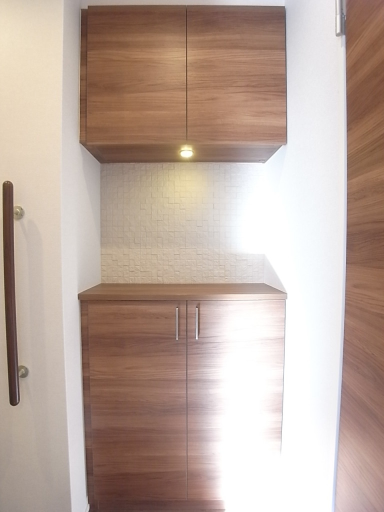 下駄箱は上段と下段に分かれているタイプ。中段にインテリアや花を飾ることもできます！