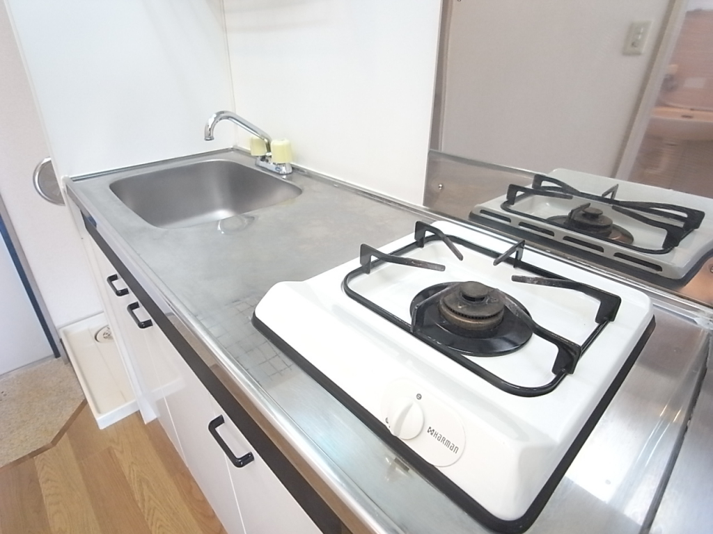ビルトインコンロ1口！俎板を置くスペースもございます！