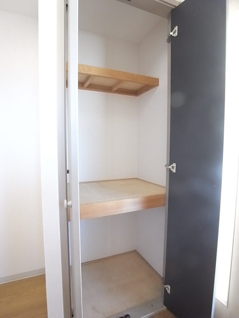 廊下の収納は押入タイプ！衣装ケースやお布団が入ります！