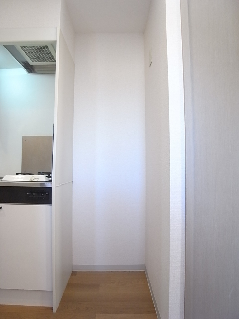 冷蔵庫置場。単身タイプの冷蔵庫なら心配なく置けます！