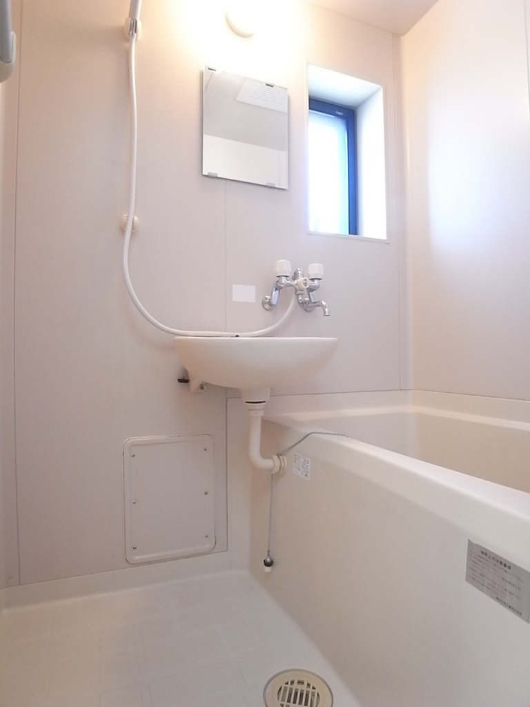 窓付きの浴室。明るく清潔感があり、湿気もこもらない！