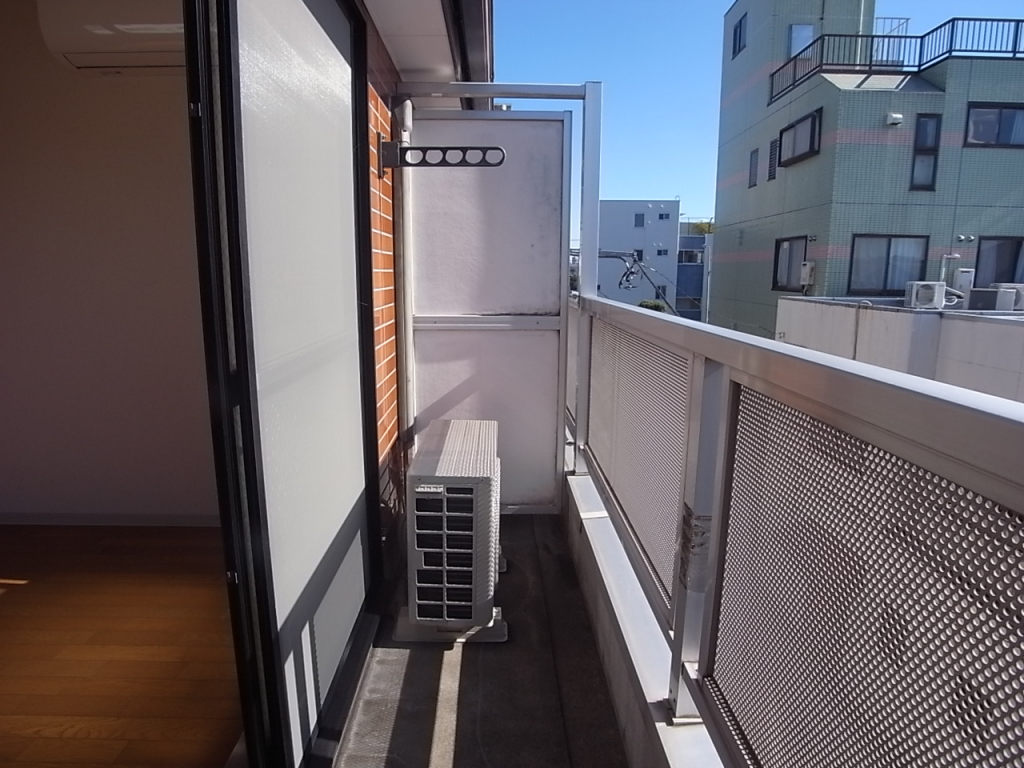 明るいバルコニー。洗濯物がよく乾く！