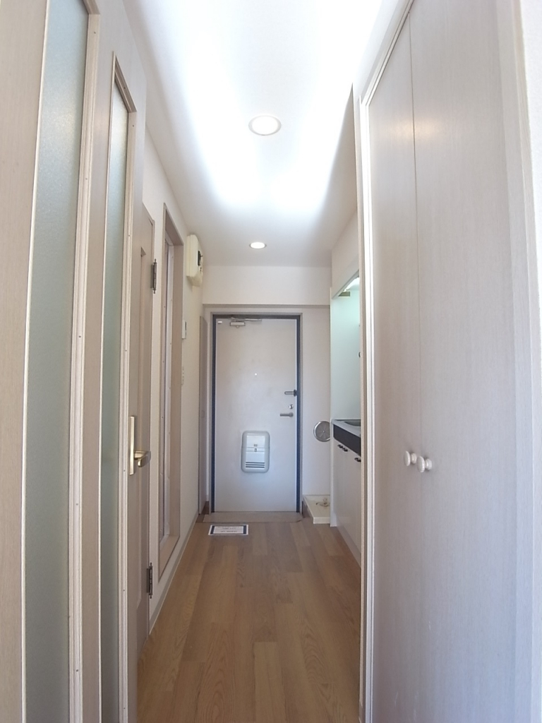 お部屋から玄関を見るとこんな感じ。