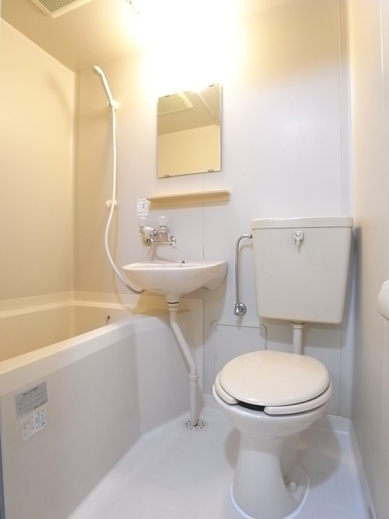 綺麗で明るい3点ユニット！（浴槽、洗面台、トイレの3点）