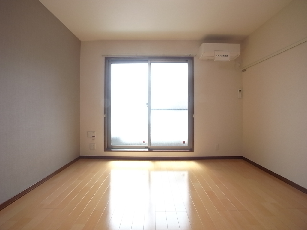 ちょっと写真は暗く写ってますが明るいお部屋です！