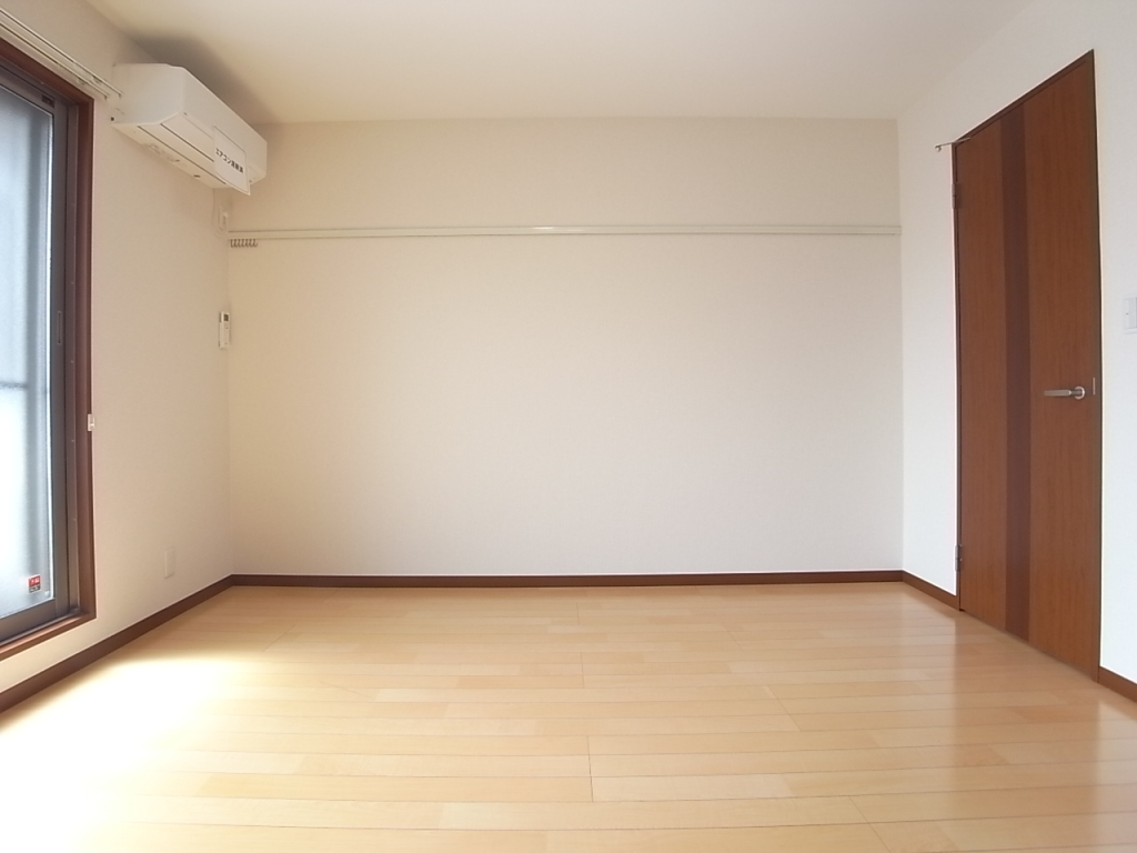 横から撮った洋室