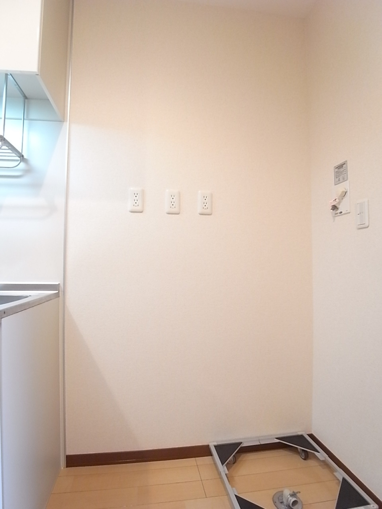 冷蔵庫と洗濯機置場。広さにゆとり！