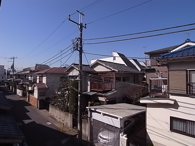 南西方面の眺望。低層住宅地が広がる。
