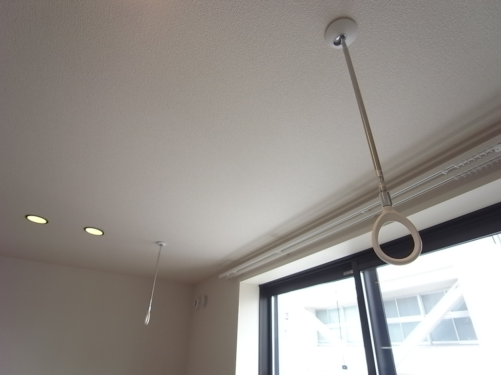 雨の日にも重宝する室内物干し具！