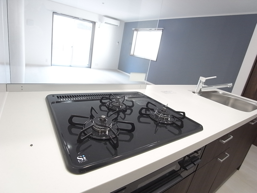 システムキッチンガス3口コンログリル付き！